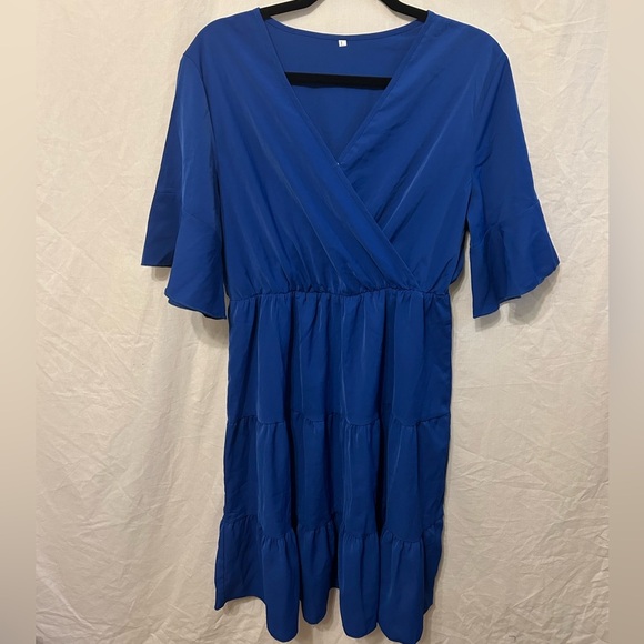 Dresses & Skirts - NWOT Blue Dress with half sleeves
